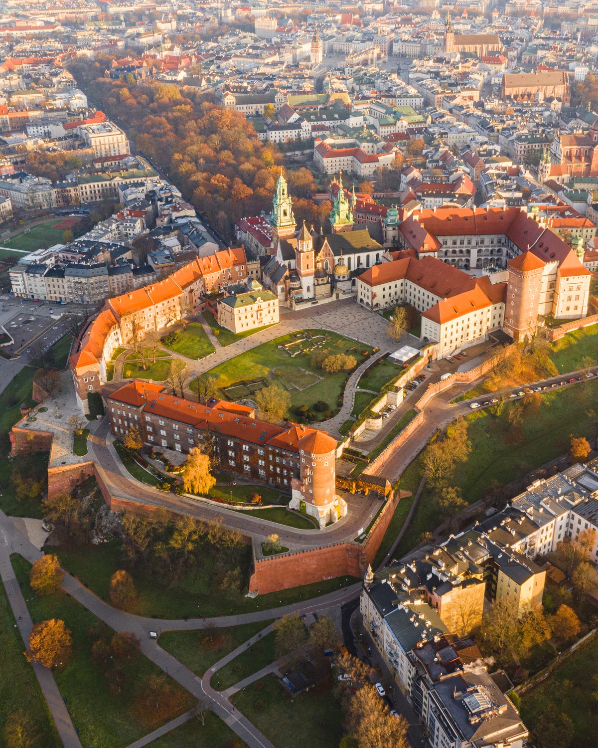 Wawel o złotej godzinie z lotu ptaka, w tle Stare Miasto Krakowa